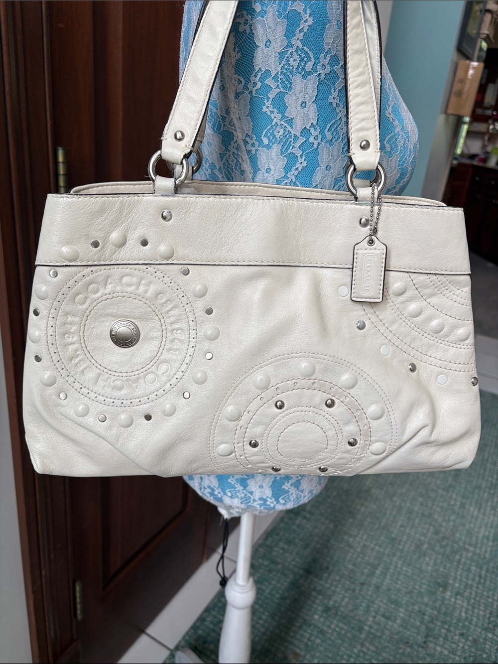 Coach shoulder bag  Leather white cream Studded & embossed  3 compartments EUC